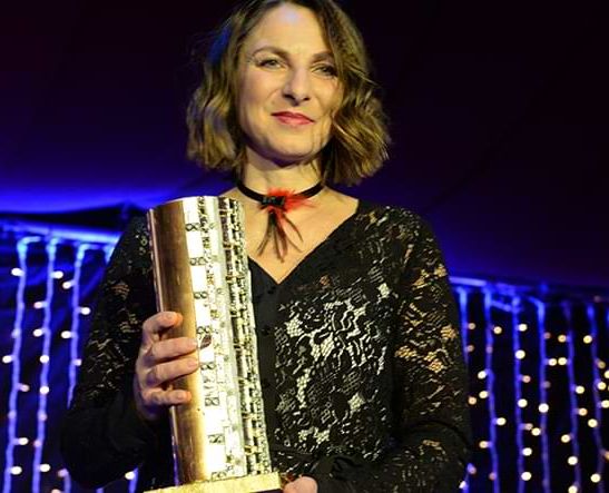 Caroline Kratzsch von Körpernah hält den Sous Award 2018 in den Händen.