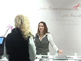 Inhaberin Caroline Kratzsch bedient eine Kundin an der Kasse im Flagship-Store.