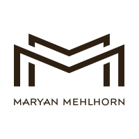 Zwei schwarze M´s ineinander über schwarzen Schriftzug Maryan Mehlhorn.