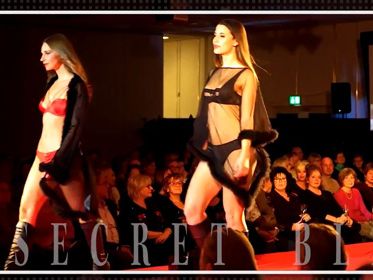 Zwei Models auf dem Laufsteg der Modenschau tragen die aktuellen Trends der Lingerie-Welt.