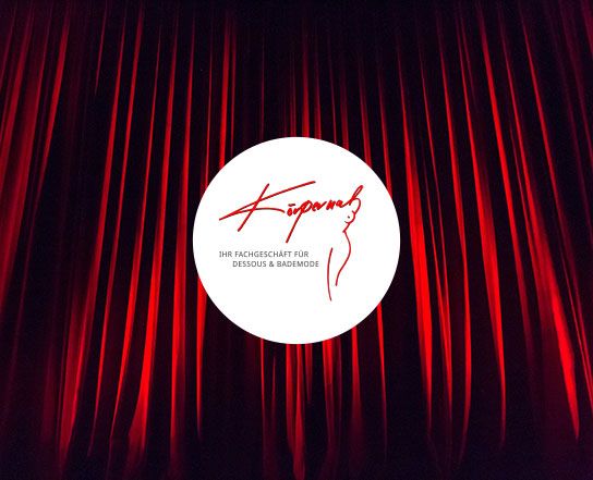 Roter Samtvorhang mit Körpernah Logo - Ihr Fachgeschäft für Dessous und Bademode.