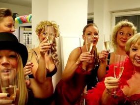 Models der Dessousmodenschau "Winter Wonderland" feiern den Abend.