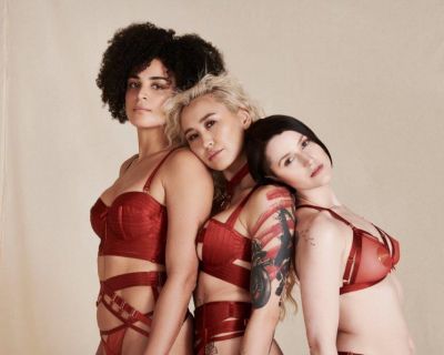 Drei Models tragen rote Dessous der Marke Bordelle inspiriert von Bondage Elementen.