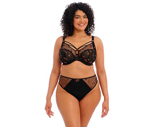 Curvy Model trägt Dessous der Marke Elomi "Black Butterfly".