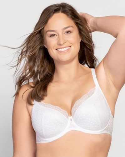 Brünettes Model trägt einen weißen BH in großer Grösse.