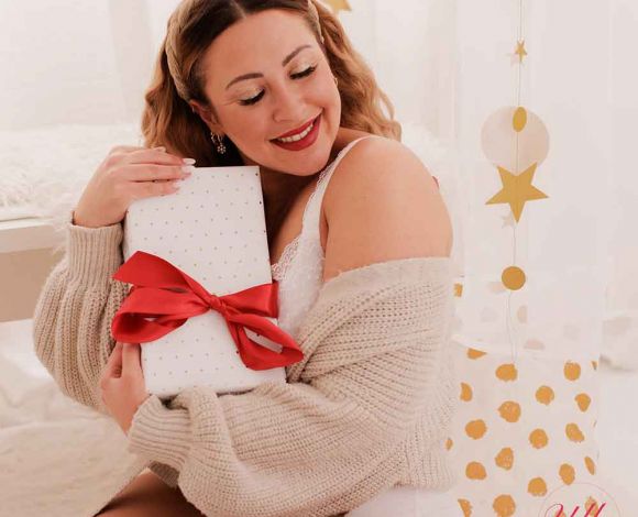 Frau freut sich über ein Geschenk von Körpernah.