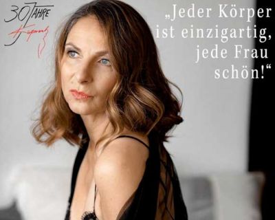 Caroline Kratzsch mit Schriftzug "Jeder Körper ist einzigartig, Jede Frau schön!"
