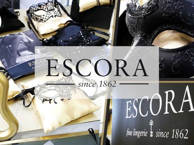 Messestand von Escora mit erotischen Dessous und Accessoires.