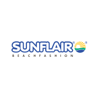 Weißer Schriftzug sunflair mit blauer Umrandung über schwarzem Schriftzug beachfashion.
