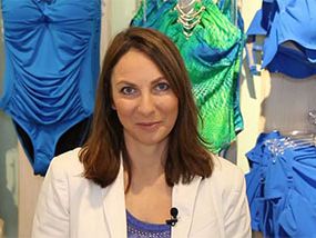 Caroline Kratzsch stellt im Video das Obergeschoss der Körpernah Filiale in Charlottenburg-Wilmersdorf vor.