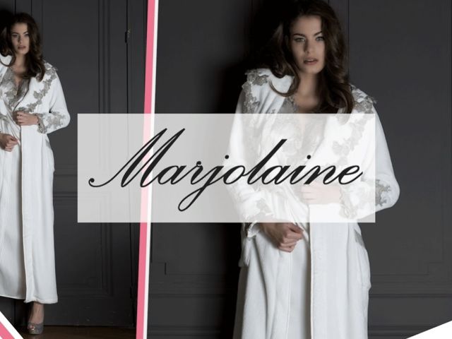Zwei Models der Marke Marjolaine tragen Seidennachtwäsche als Homewear oder Outwear.