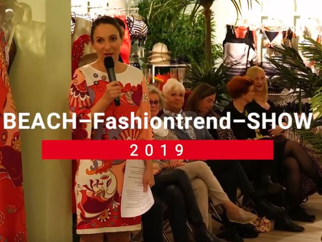 Caroline Kratzsch moderiert die Beach-Fashiontrend-Show 2019.