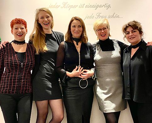 Das Team von Körpernah posiert für den Frauentag vor der Kasse.